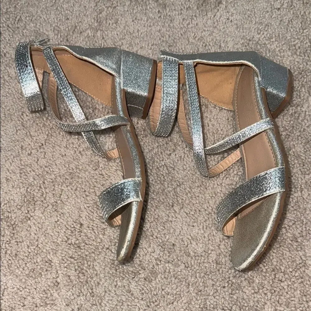 Adrienne Vittadini Levain Silver Strappy Girls Heels Kids Size 4